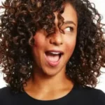 How Do Hispanics With Curly Hair Control Frizz Naturally?